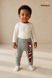 Totenkopf Traumlook – Bad vibes only – Babyhose für Mädchen: Grau meliert mit Totenkopf-Druck am Hosenbein – Wunderknirps.
