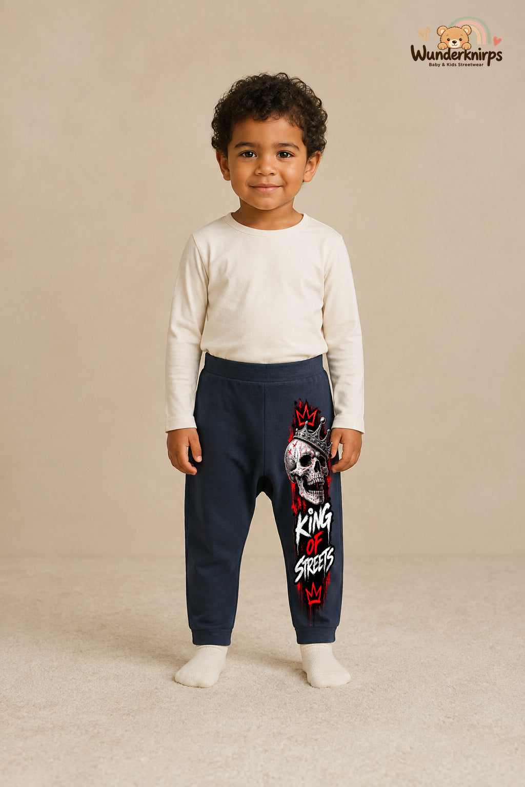Totenkopf Alltagsheld – King of streets – Babyhose für Jungen: Navy mit Totenkopf-Druck am Hosenbein – Wunderknirps.