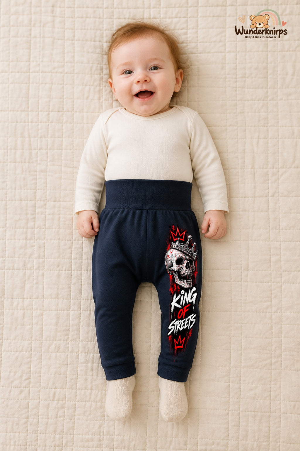 Totenkopf Traumlook – King of streets – Babyhose für Mädchen: Navy mit Totenkopf-Druck am Hosenbein – Wunderknirps.