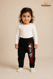 Kleine Weltentdeckerin: Dead but legendary – Babyhose für Mädchen: Schwarz mit Totenkopf-Druck am Hosenbein – Wunderknirps.