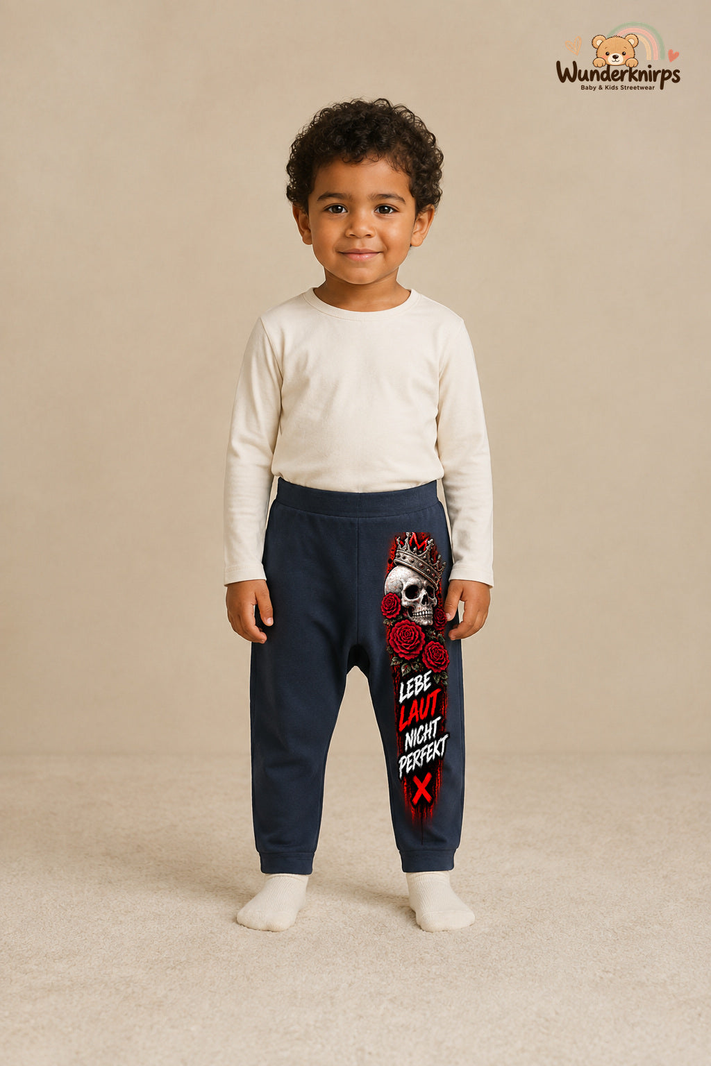 Lebe laut nicht perfekt – Babyhose mit dem Motiv Totenkopf – für Jungen: Navy mit Totenkopf-Druck am Hosenbein – Wunderknirps.