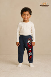 Lebe laut nicht perfekt – Babyhose mit dem Motiv Totenkopf – für Jungen: Navy mit Totenkopf-Druck am Hosenbein – Wunderknirps.