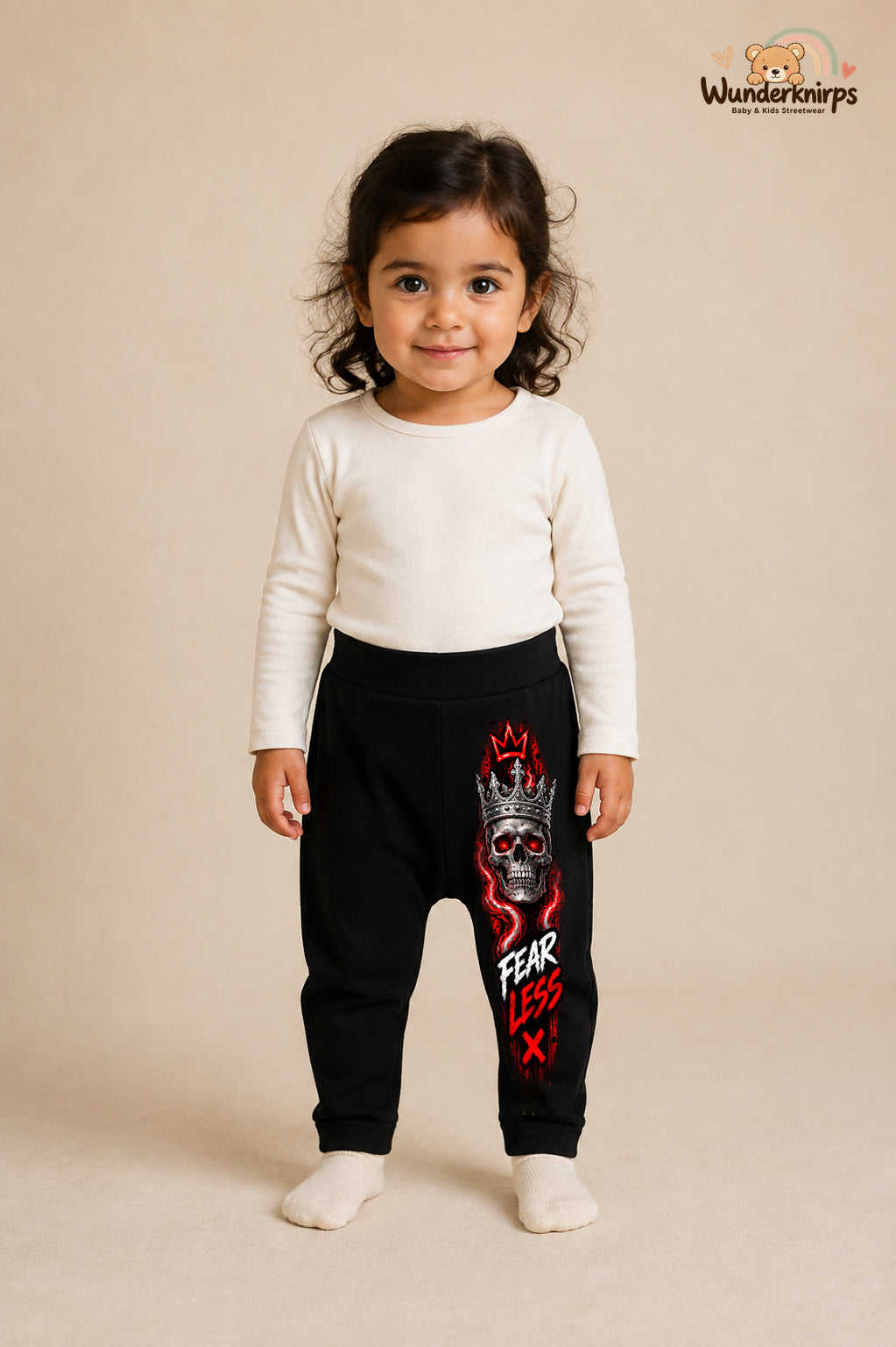 Kleine Weltentdeckerin: Fearless – Babyhose für Mädchen: Schwarz mit Totenkopf-Druck am Hosenbein – Wunderknirps.