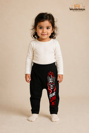 Kleine Weltentdeckerin: Fearless – Babyhose für Mädchen: Schwarz mit Totenkopf-Druck am Hosenbein – Wunderknirps.