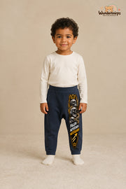 Totenschädel Streetstyle – Fallen aufstehen weitergehen – Babyhose für Jungen: Navy mit Totenschädel-Druck am Hosenbein – Wunderknirps.
