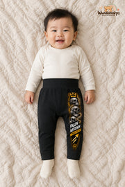 Totenschädel Streetstyle – Fallen aufstehen weitergehen – Babyhose für Jungen: Schwarz mit Totenschädel-Druck am Hosenbein – Wunderknirps.