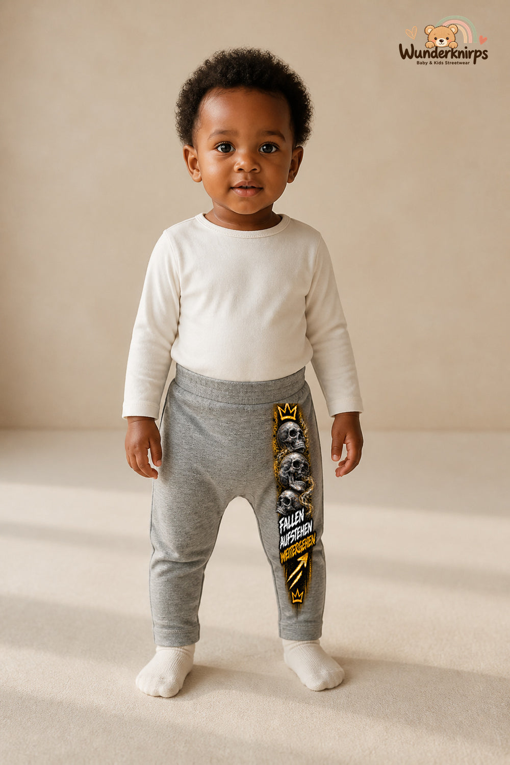 Kleine Weltentdeckerin: Fallen aufstehen weitergehen – Babyhose für Mädchen: Grau meliert mit Totenschädel-Druck am Hosenbein – Wunderknirps.