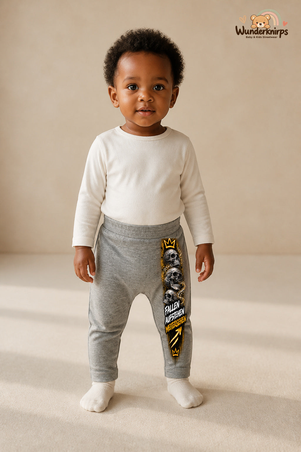 Kleine Weltentdeckerin: Fallen aufstehen weitergehen – Babyhose für Mädchen: Grau meliert mit Totenschädel-Druck am Hosenbein – Wunderknirps.