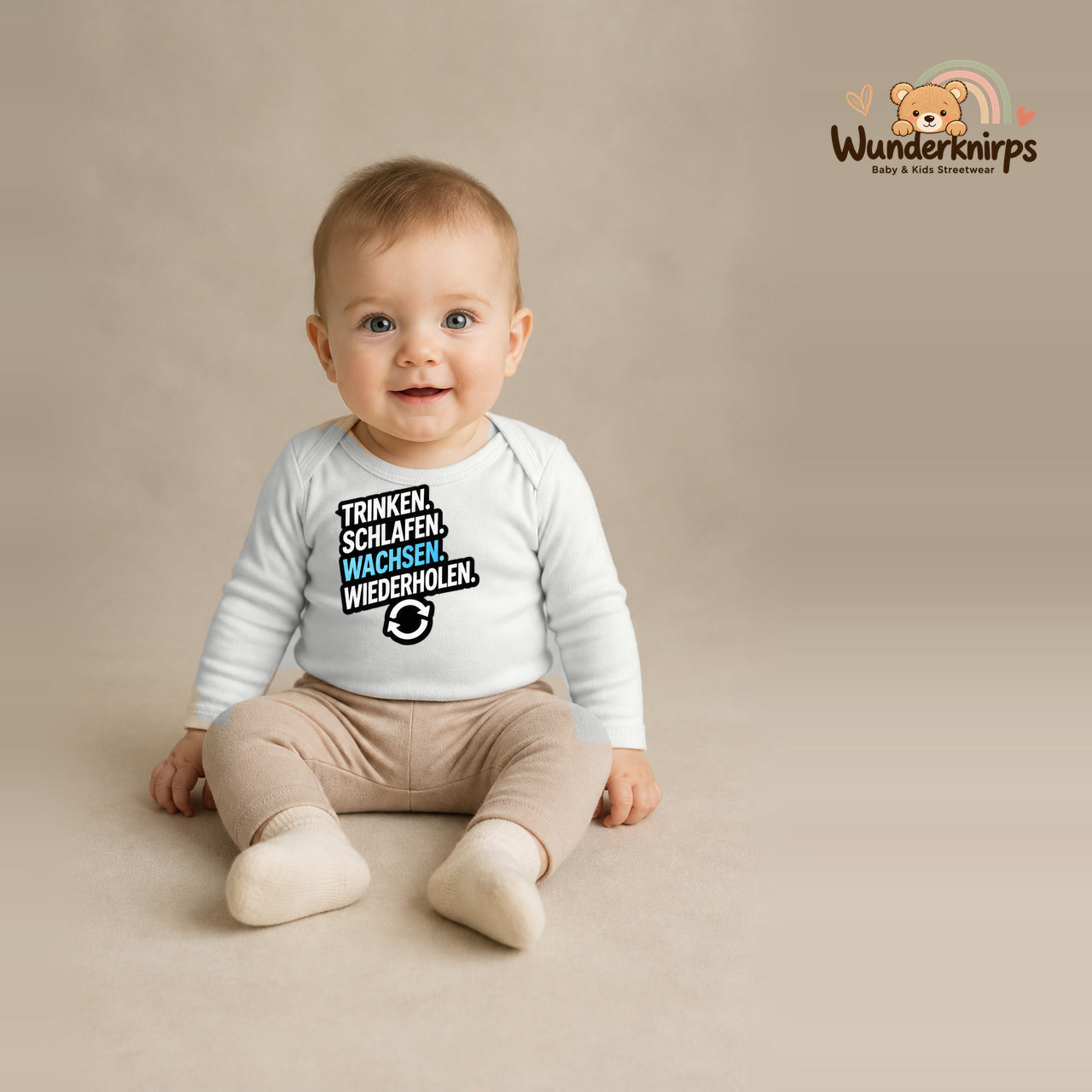 Babybody für Jungen in Weiß mit Motiv „Trinken Schlafen Wachsen“, getragen von einem Kind – Wunderknirps.