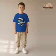 T-Shirt für Jungen in Blau mit Motiv „Trinken Schlafen Wachsen“, getragen von einem Kind – Wunderknirps.