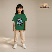 T-Shirt für Mädchen in Grün mit Motiv „Trinken Schlafen Wachsen“, getragen von einem Kind – Wunderknirps.