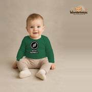 Babybody für Jungen in Grün mit Motiv „Weiche Baumwolle“, getragen von einem Kind – Wunderknirps.