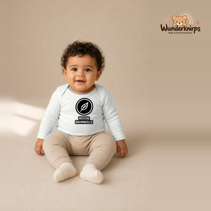 Babybody für Jungen in Weiß mit Motiv „Weiche Baumwolle“, getragen von einem Kind – Wunderknirps.
