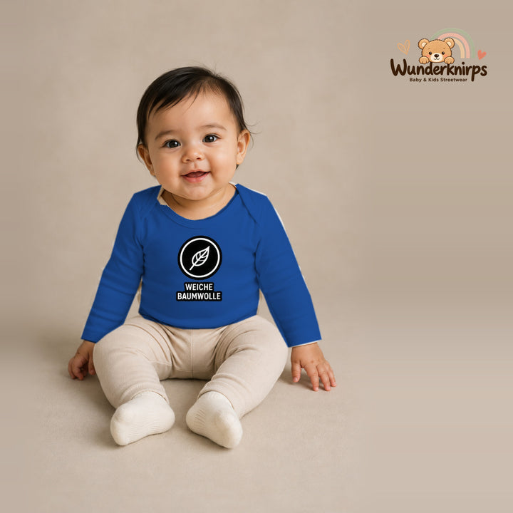 Babybody für Mädchen in Blau mit Motiv „Weiche Baumwolle“, getragen von einem Kind – Wunderknirps.