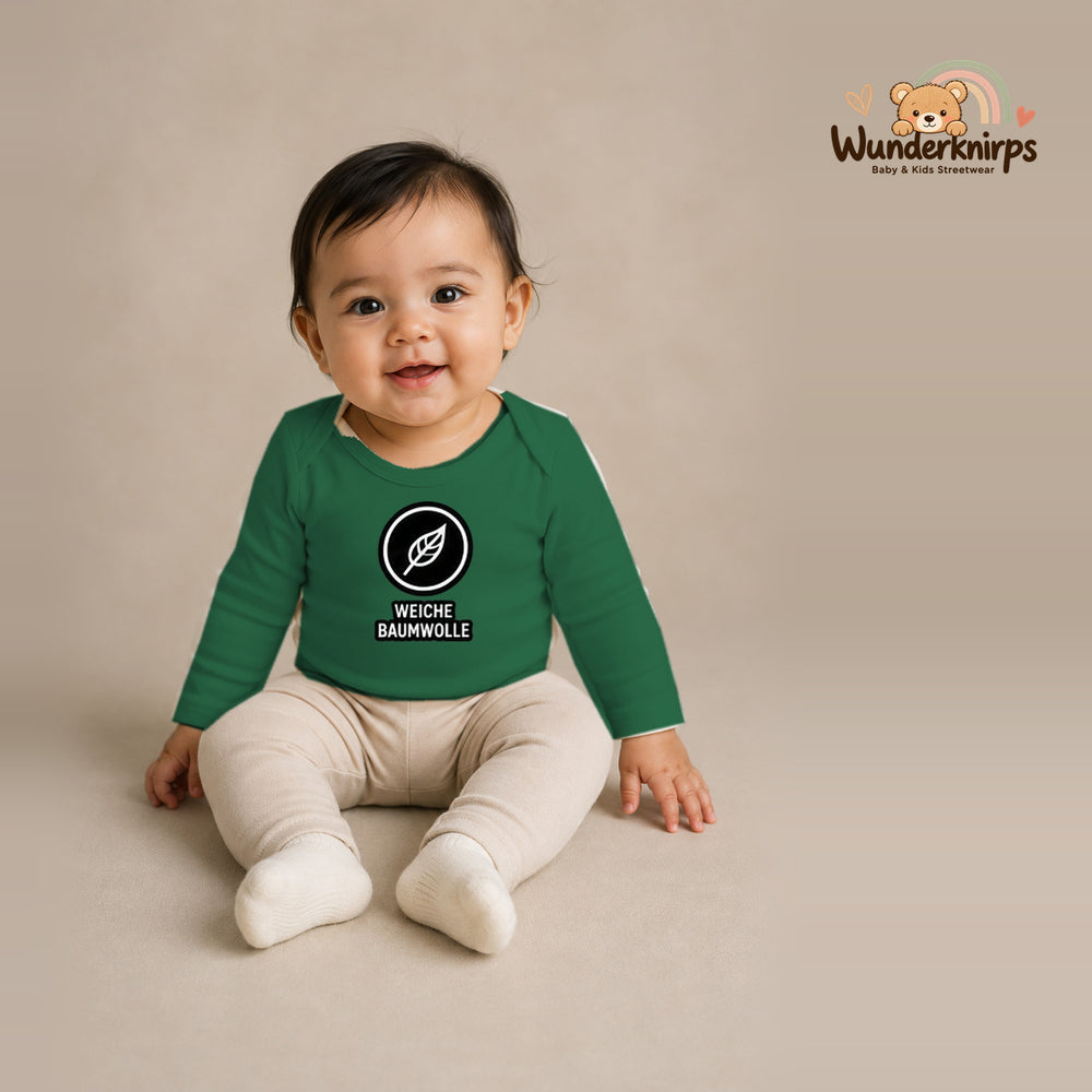 Babybody für Mädchen in Grün mit Motiv „Weiche Baumwolle“, getragen von einem Kind – Wunderknirps.