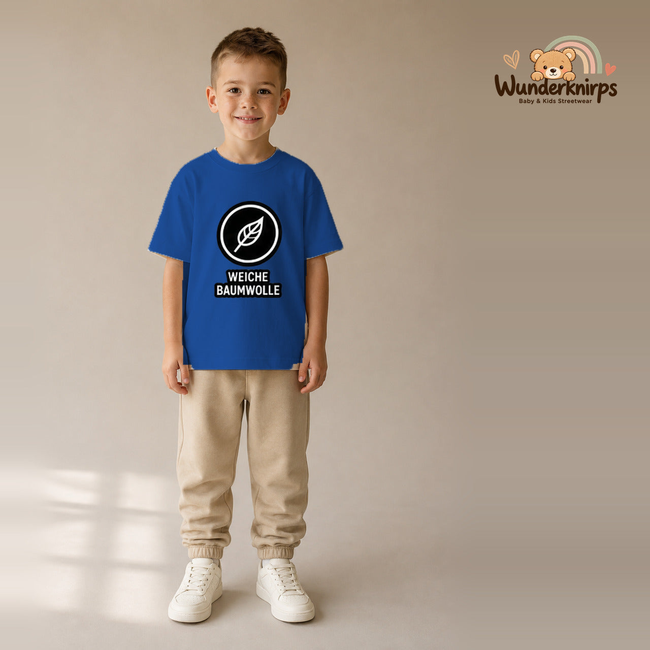 T-Shirt für Jungen in Blau mit Motiv „Weiche Baumwolle“, getragen von einem Kind – Wunderknirps.