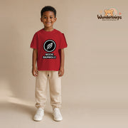 T-Shirt für Jungen in Rot mit Motiv „Weiche Baumwolle“, getragen von einem Kind – Wunderknirps.