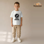 T-Shirt für Jungen in Weiß mit Motiv „Weiche Baumwolle“, getragen von einem Kind – Wunderknirps.