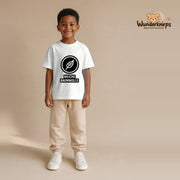 T-Shirt für Jungen in Weiß mit Motiv „Weiche Baumwolle“, getragen von einem Kind – Wunderknirps.