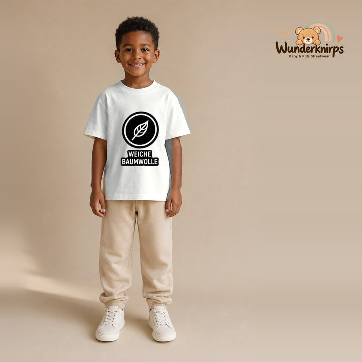 T-Shirt für Jungen in Weiß mit Motiv „Weiche Baumwolle“, getragen von einem Kind – Wunderknirps.
