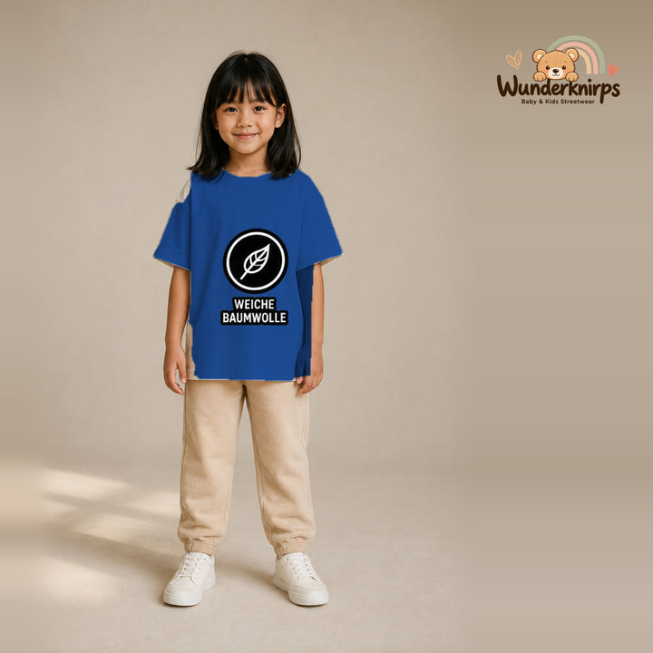 T-Shirt für Mädchen in Blau mit Motiv „Weiche Baumwolle“, getragen von einem Kind – Wunderknirps.