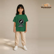 T-Shirt für Mädchen in Grün mit Motiv „Weiche Baumwolle“, getragen von einem Kind – Wunderknirps.