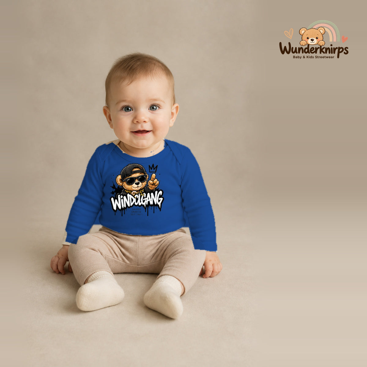 Babybody für Jungen in Blau mit Motiv „Windelgang“, getragen von einem Kind – Wunderknirps.
