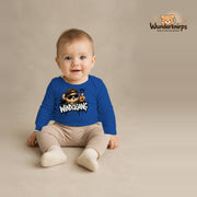 Babybody für Jungen in Blau mit Motiv „Windelgang“, getragen von einem Kind – Wunderknirps.
