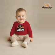 Babybody für Jungen in Rot mit Motiv „Windelgang“, getragen von einem Kind – Wunderknirps.