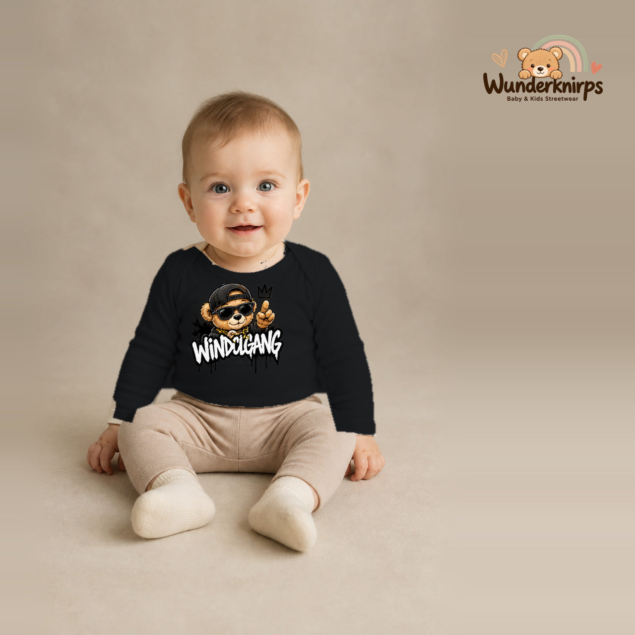 Babybody für Jungen in Schwarz mit Motiv „Windelgang“, getragen von einem Kind – Wunderknirps.