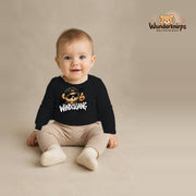 Babybody für Jungen in Schwarz mit Motiv „Windelgang“, getragen von einem Kind – Wunderknirps.