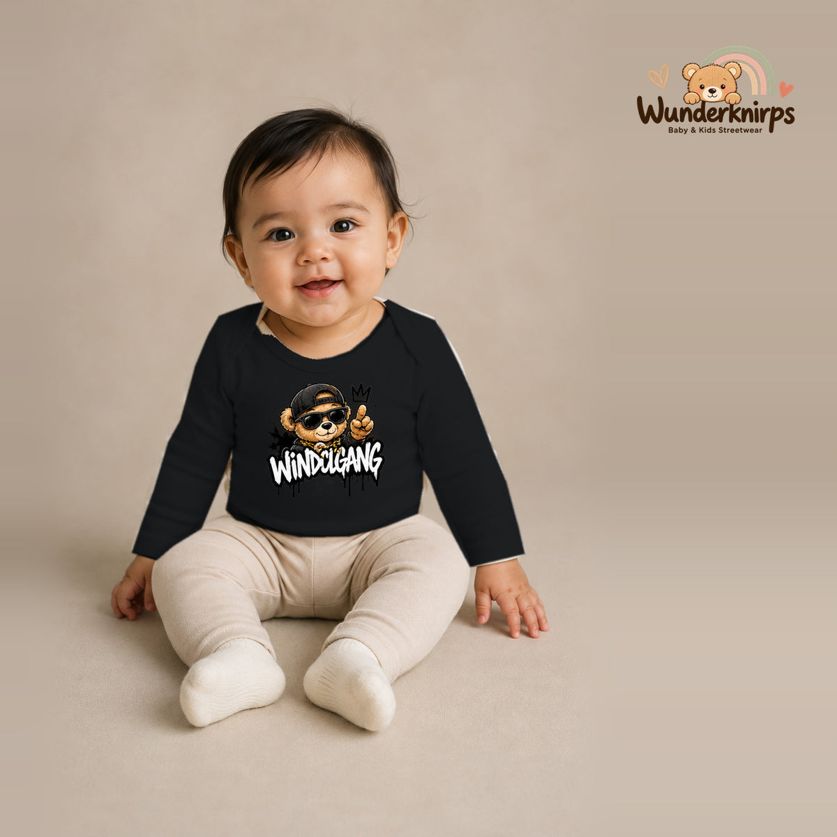 Babybody für Mädchen in Schwarz mit Motiv „Windelgang“, getragen von einem Kind – Wunderknirps.
