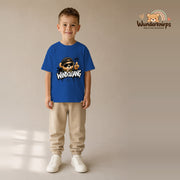 T-Shirt für Jungen in Blau mit Motiv „Windelgang“, getragen von einem Kind – Wunderknirps.