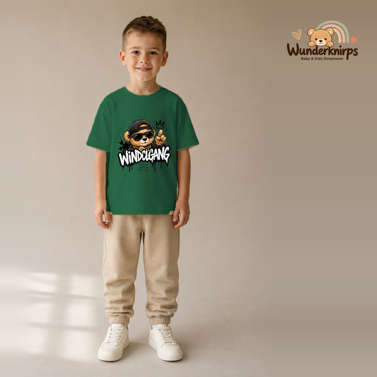 T-Shirt für Jungen in Grün mit Motiv „Windelgang“, getragen von einem Kind – Wunderknirps.