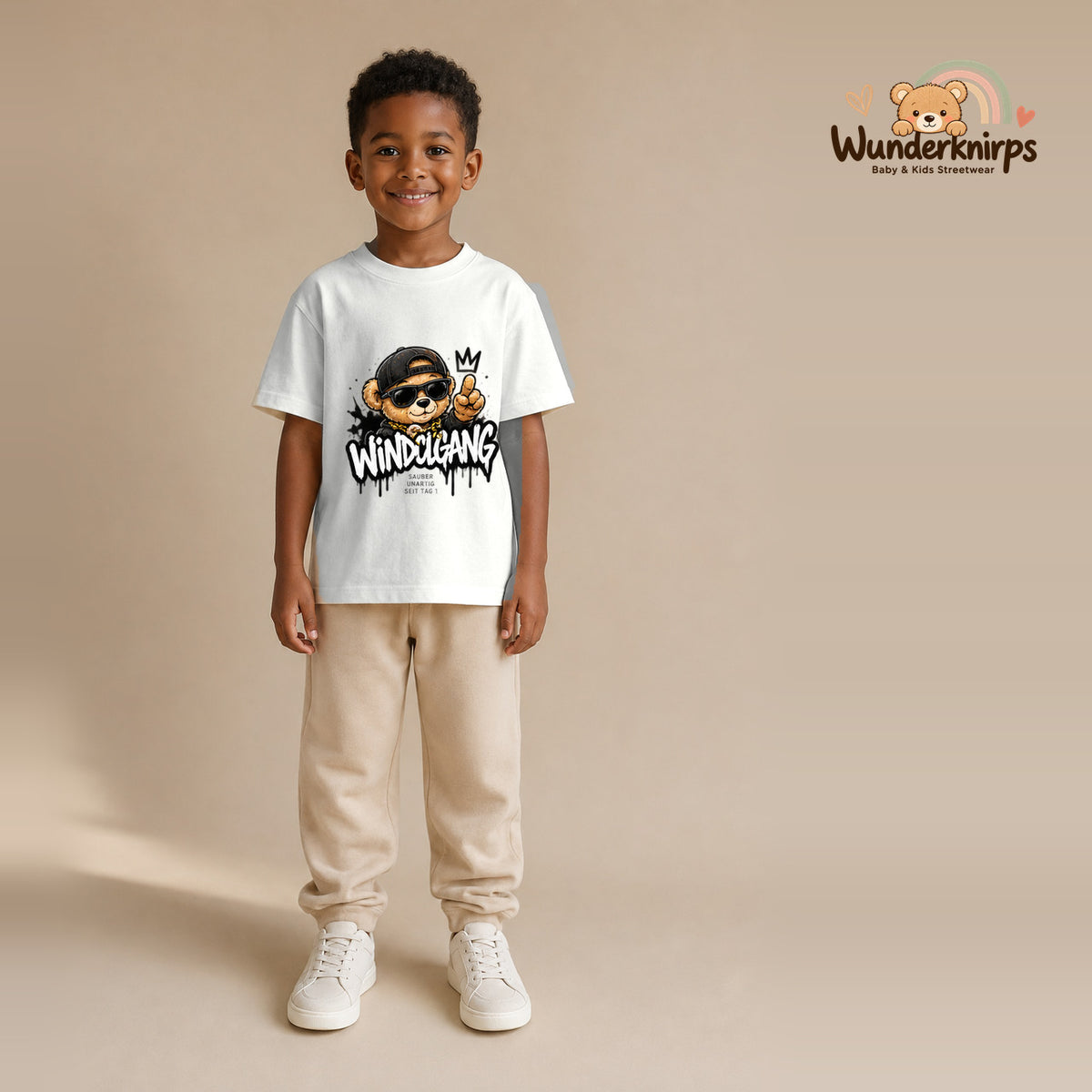 T-Shirt für Jungen in Weiß mit Motiv „Windelgang“, getragen von einem Kind – Wunderknirps.