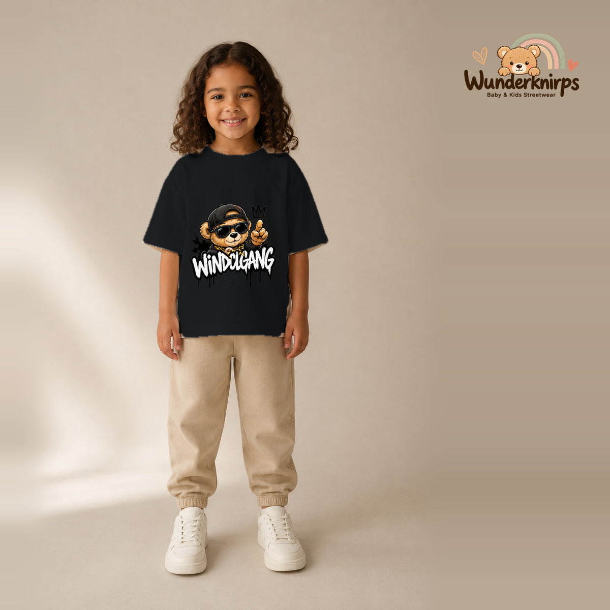 T-Shirt für Mädchen in Schwarz mit Motiv „Windelgang“, getragen von einem Kind – Wunderknirps.