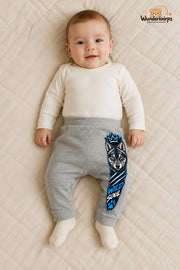 Wolf Streetstyle – Wild soul – Babyhose für Jungen: Grau meliert mit Wolf-Druck am Hosenbein – Wunderknirps.