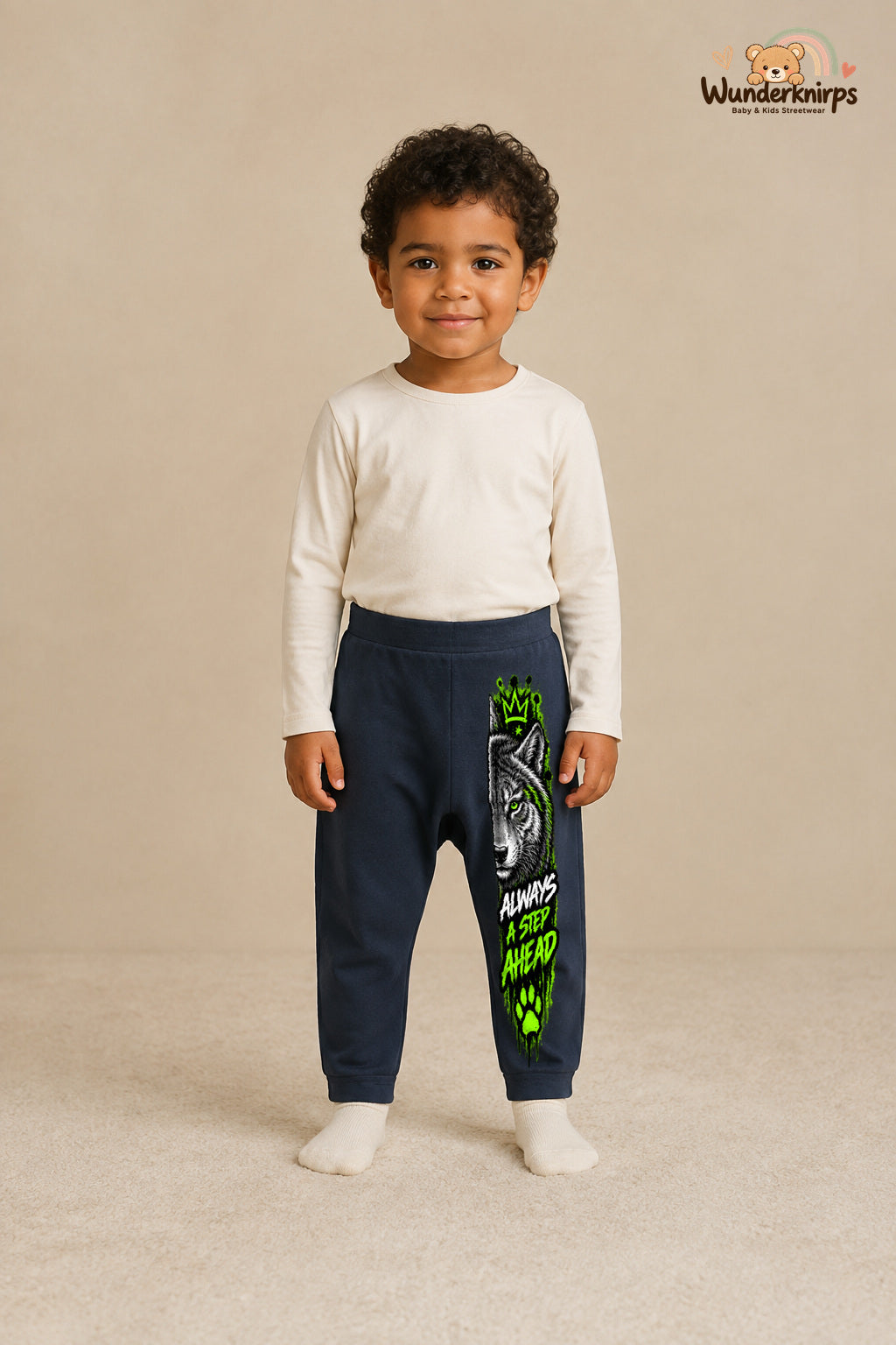 Always a step ahead: Wolf für kleine Entdecker – Babyhose für Jungen: Navy mit Wolf-Druck am Hosenbein – Wunderknirps.