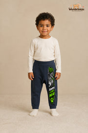 Always a step ahead: Wolf für kleine Entdecker – Babyhose für Jungen: Navy mit Wolf-Druck am Hosenbein – Wunderknirps.