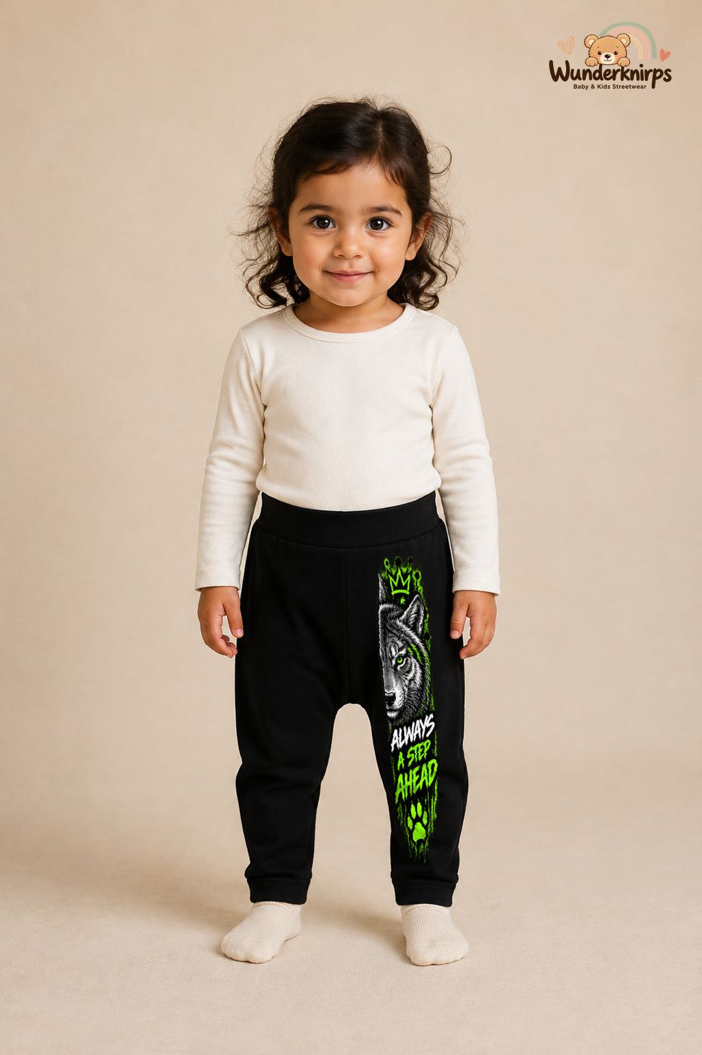 Always a step ahead – Wolf mit Persönlichkeit – Babyhose für Mädchen: Schwarz mit Wolf-Druck am Hosenbein – Wunderknirps.