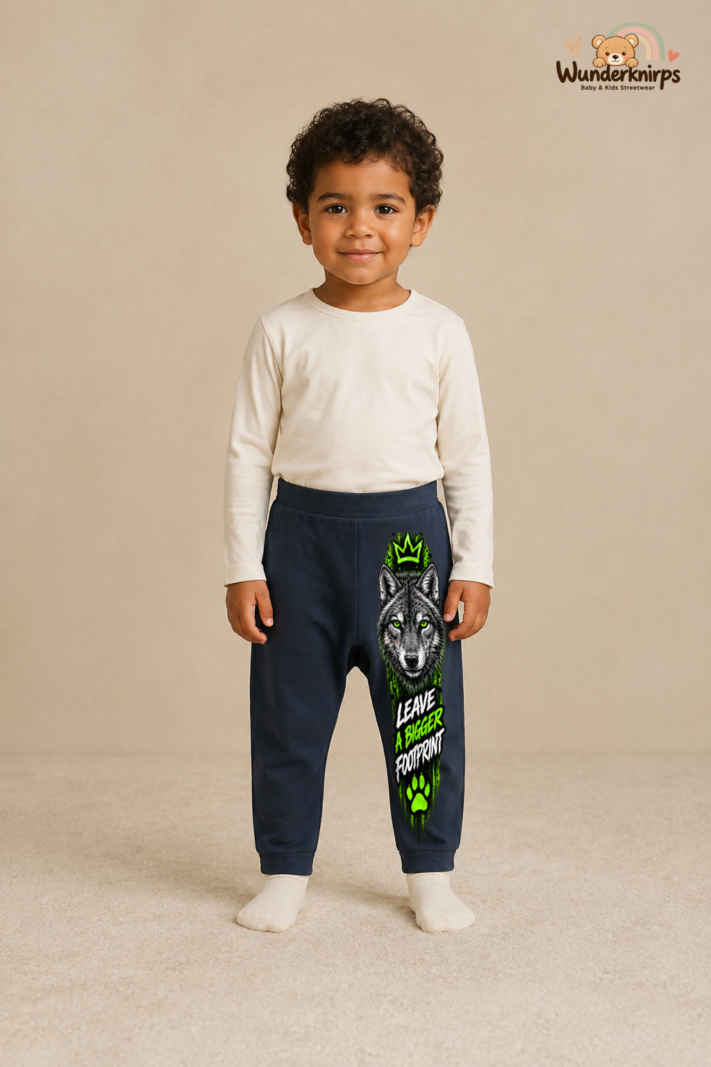 Leave a bigger footprint: Wolf für kleine Entdecker – Babyhose für Jungen: Navy mit Wolf-Druck am Hosenbein – Wunderknirps.