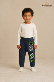 Leave a bigger footprint: Wolf für kleine Entdecker – Babyhose für Jungen: Navy mit Wolf-Druck am Hosenbein – Wunderknirps.