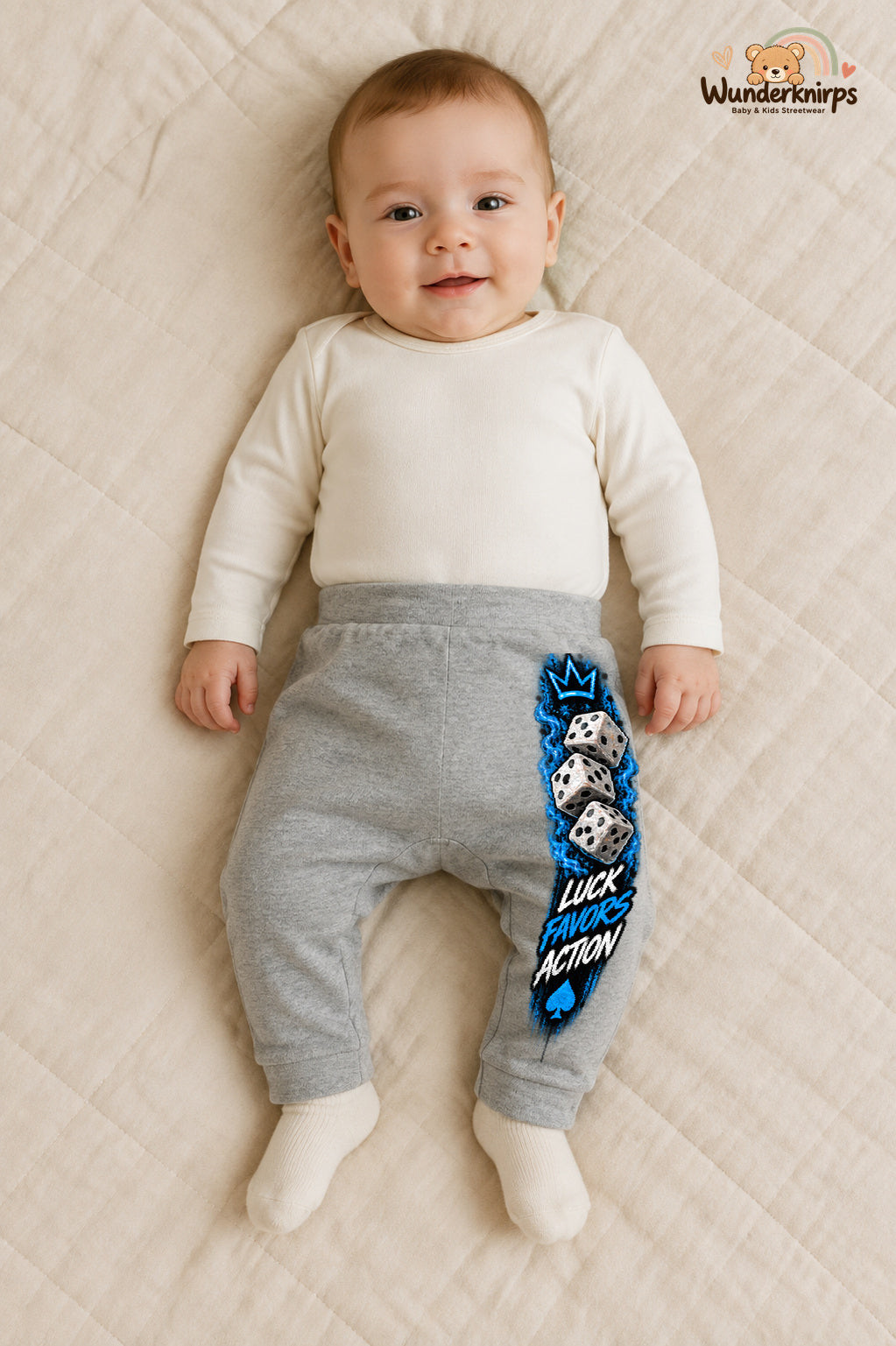 Luck favors action – Babyhose mit dem Motiv Würfel – für Jungen: Grau meliert mit Würfel-Druck am Hosenbein – Wunderknirps.