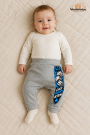Luck favors action – Babyhose mit dem Motiv Würfel – für Jungen: Grau meliert mit Würfel-Druck am Hosenbein – Wunderknirps.