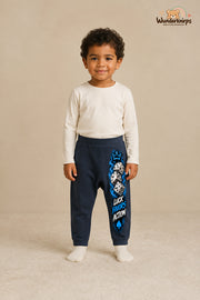 Luck favors action – Babyhose mit dem Motiv Würfel – für Jungen: Navy mit Würfel-Druck am Hosenbein – Wunderknirps.