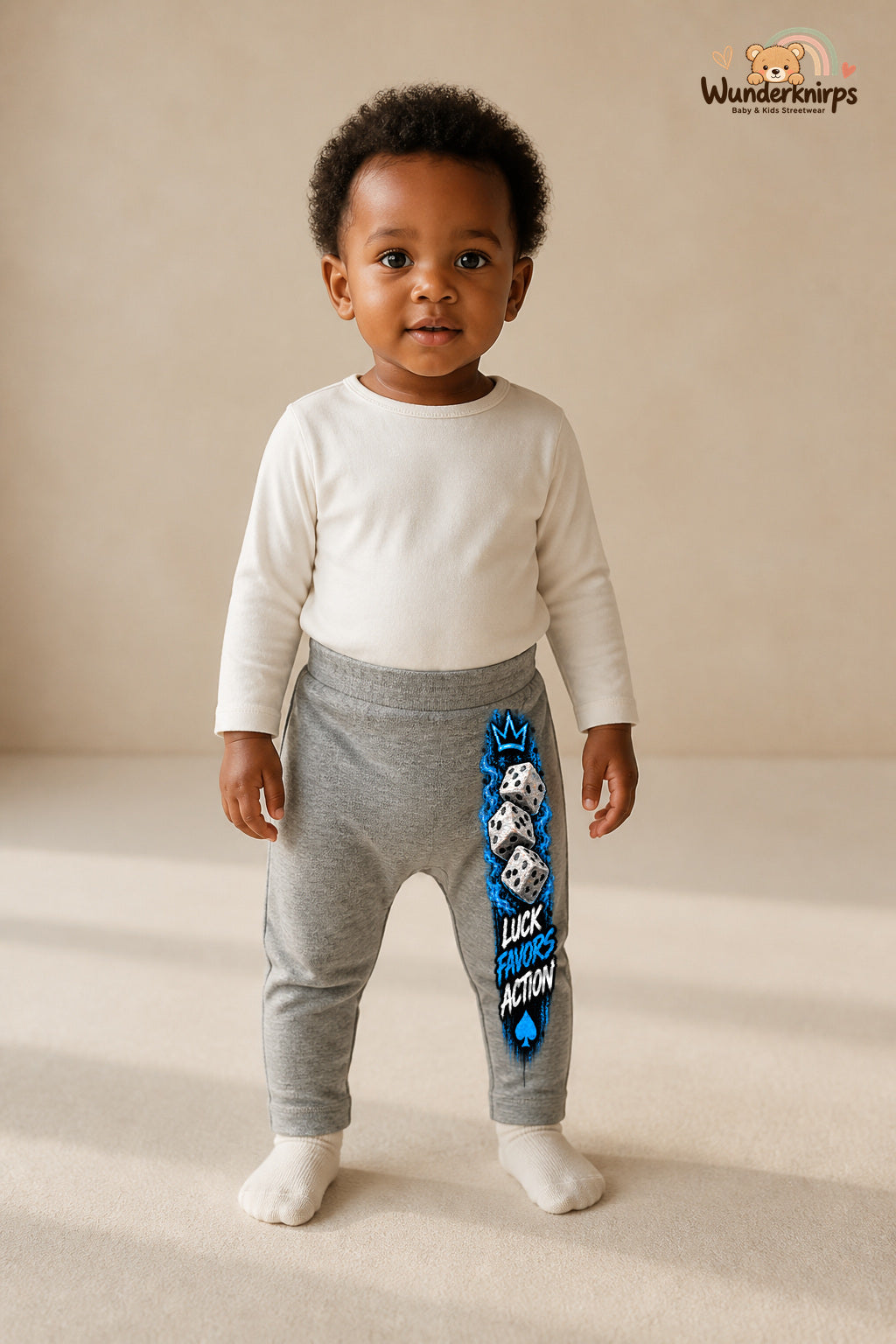 Würfel Lieblingslook – Luck favors action – Babyhose für Mädchen: Grau meliert mit Würfel-Druck am Hosenbein – Wunderknirps.