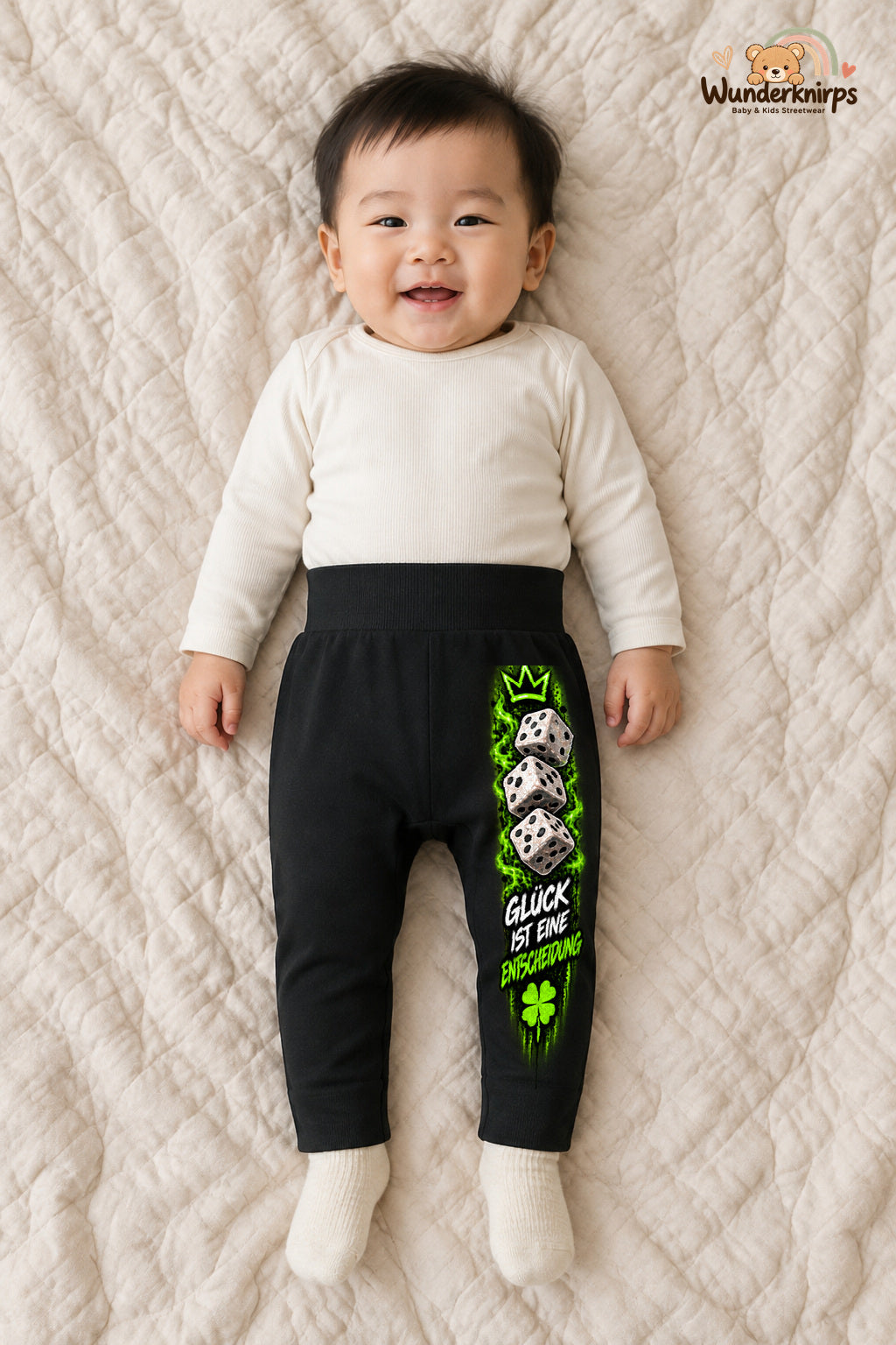 Würfel Streetstyle – Glück ist eine entscheidung – Babyhose für Jungen: Schwarz mit Würfel-Druck am Hosenbein – Wunderknirps.