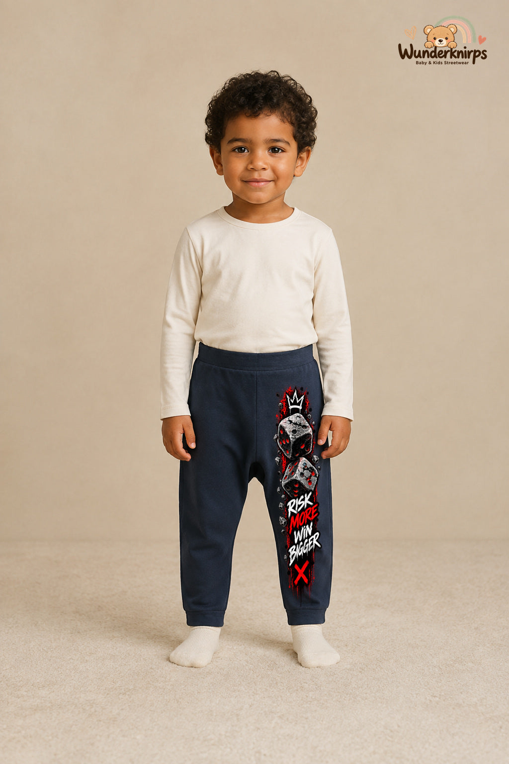 Würfel Alltagsheld – Risk more win bigger – Babyhose für Jungen: Navy mit Würfel-Druck am Hosenbein – Wunderknirps.