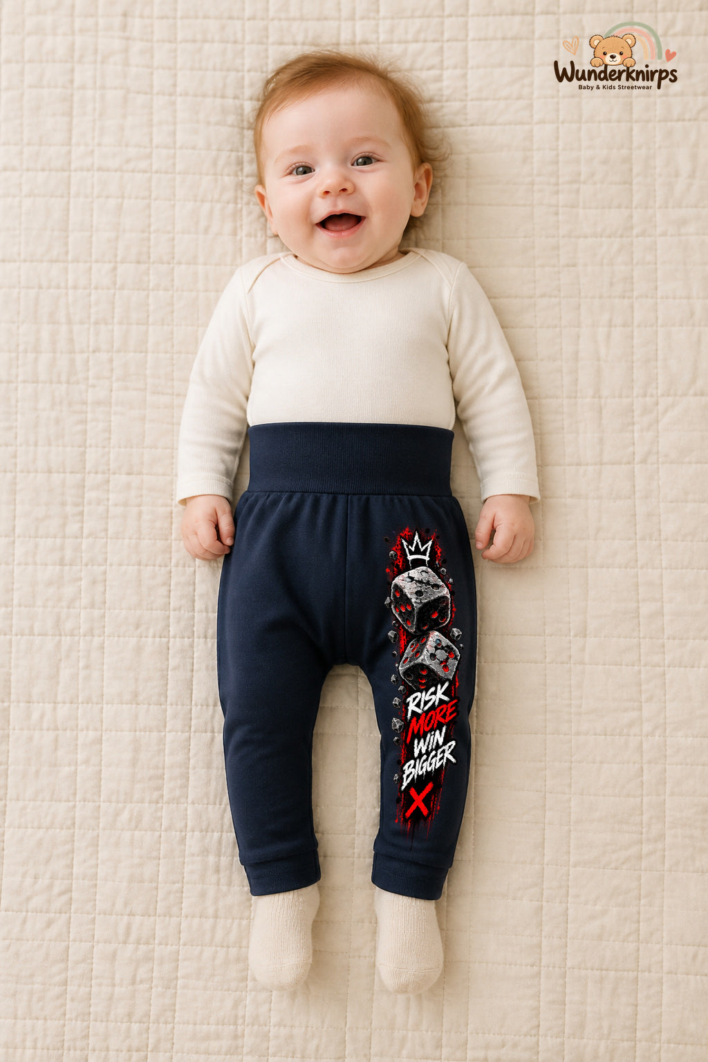 Würfel Traumlook – Risk more win bigger – Babyhose für Mädchen: Navy mit Würfel-Druck am Hosenbein – Wunderknirps.