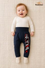Würfel Traumlook – Risk more win bigger – Babyhose für Mädchen: Navy mit Würfel-Druck am Hosenbein – Wunderknirps.